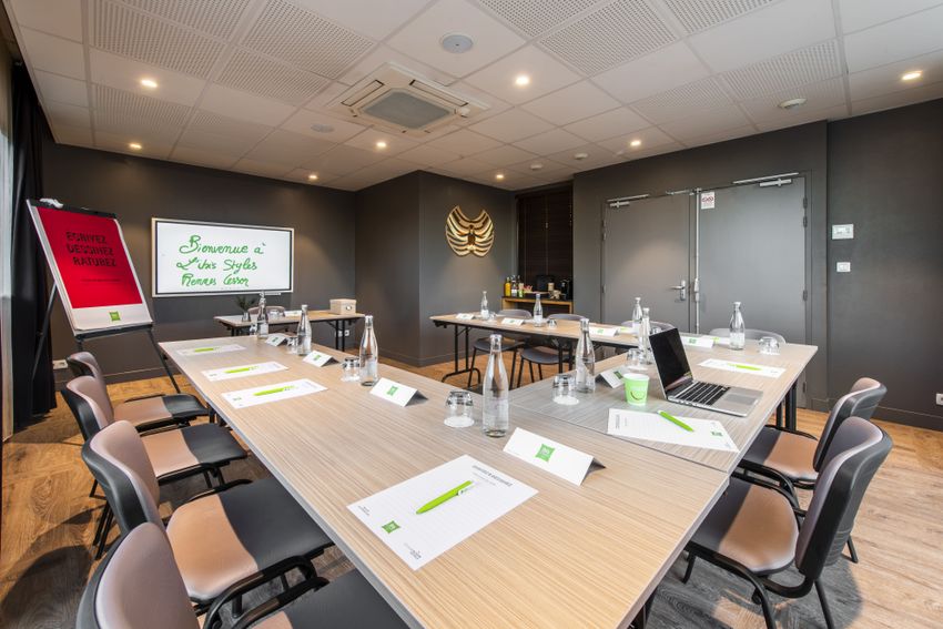  Meeting Room "l’Escarpolette" – Up to 18 People